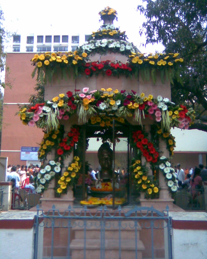 Swami Vivekananda statue at Ramakrishna Math Mumbai