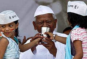 Anna Hazare breaking fast